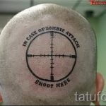 смешна татуировка - гледка на плешивия тил