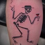 забавна татуировка - танцуващ тиган с чаша
