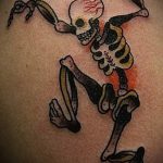 смешна татуировка с необичаен скелет