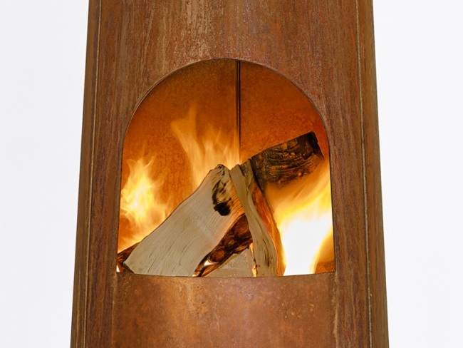 Tancujúci plameňový dizajnový krb s otvorenou kozubovou záhradou Tancujúci plameňový dizajnový krb otvorený krb záhradný nábytok