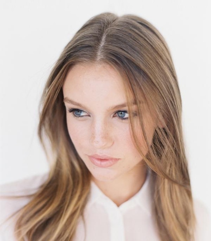 smokey-eye-zlatý-trblietavý-návod-modré-oči-nahé pery