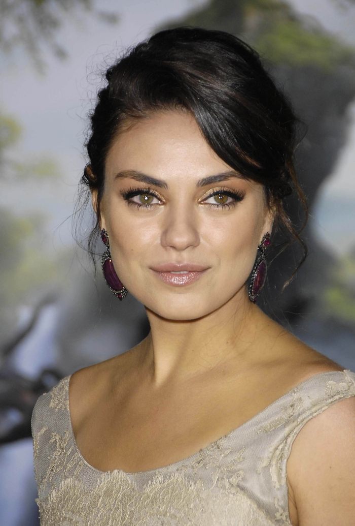 mila-kunis-makeup-nahé-pery-zlaté-očné tiene