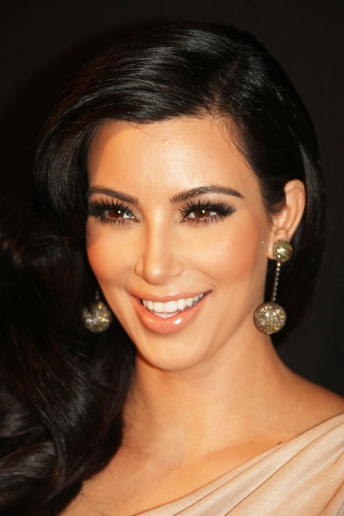 kim-kardashian-eyes-makeup-smokey-eyes-skin-colored-rúž