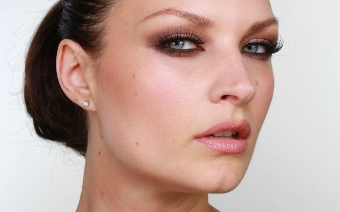 smokey-eyes-blue-eyes-každodenní-makeup-ružové-pery