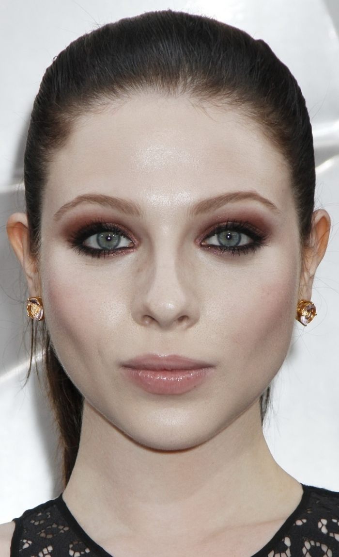 dymové oči-modré-oči-večerné-makeup-medené-červené-nahé pery-Michelle-Trachtenberg