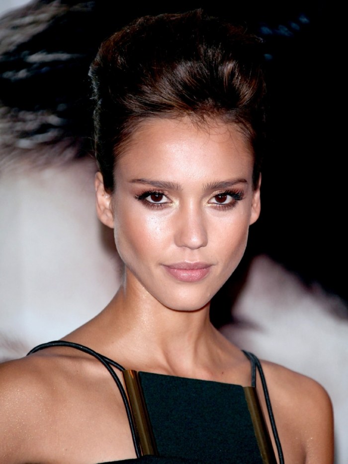 smokey-eyes-make-up-hnedo-nahé-rúž-jessica-alba