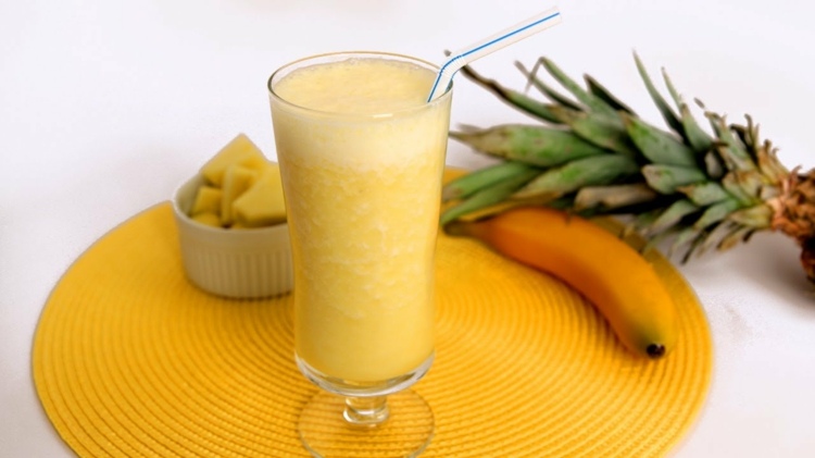 tropické smoothie exotické ovocie ananásový banánový pohár recept