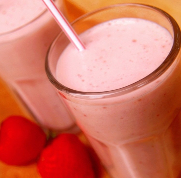 smoothie nápady na recepty jahodový kokteil z ovocnej slamy