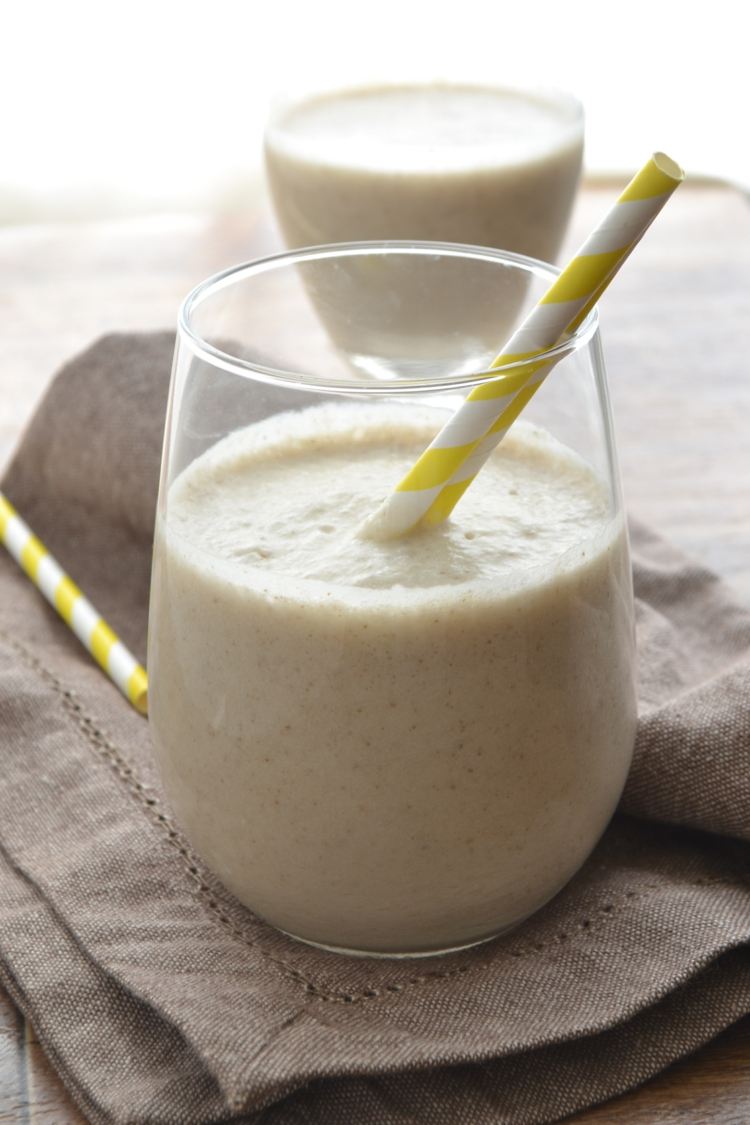 nápad na kokosové smoothie na raňajky sklenená slama