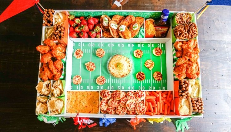 Podávajte občerstvenie na futbalový zápas s priateľmi - kura, praclíky, mini pizzu a papričky