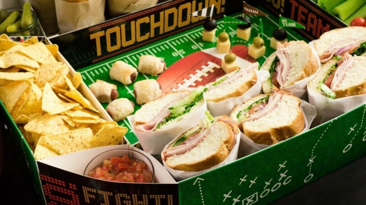 Malý štadión s občerstvením s sendvičmi, tacos a zeleninovými tyčinkami