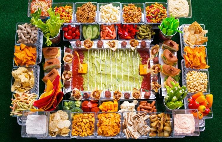 Bohatý výber v domácom snack bare s papričkami a zeleninou