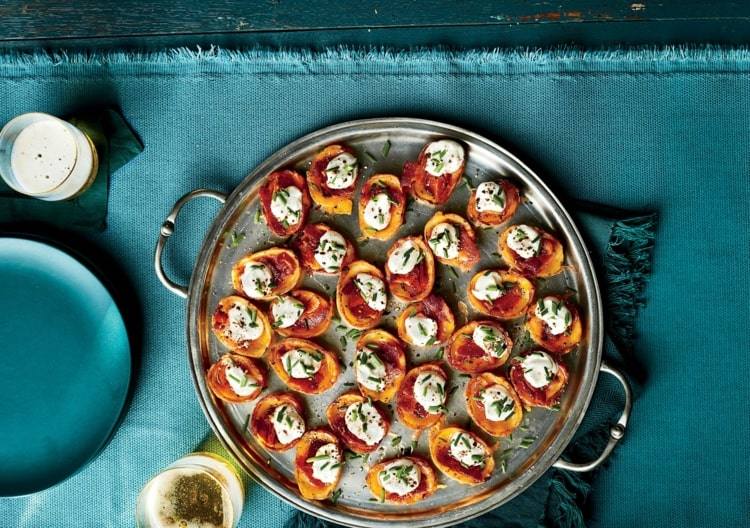 Plnené zemiakové šupky so slaninou a čedarom ako prstové jedlo počas futbalu