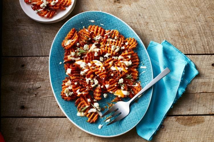 Sladké zemiakové lupienky s dresingom a modrým syrom alebo feta