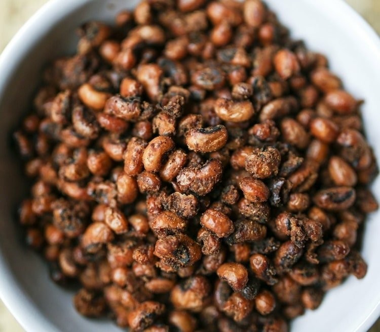 Pečený čierny hrášok na zahryznutie pre mužov na športový večer