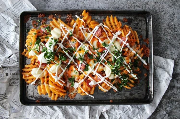 Zdravé chipsy vyrobené zo sladkých zemiakov a korenia ako futbalové občerstvenie