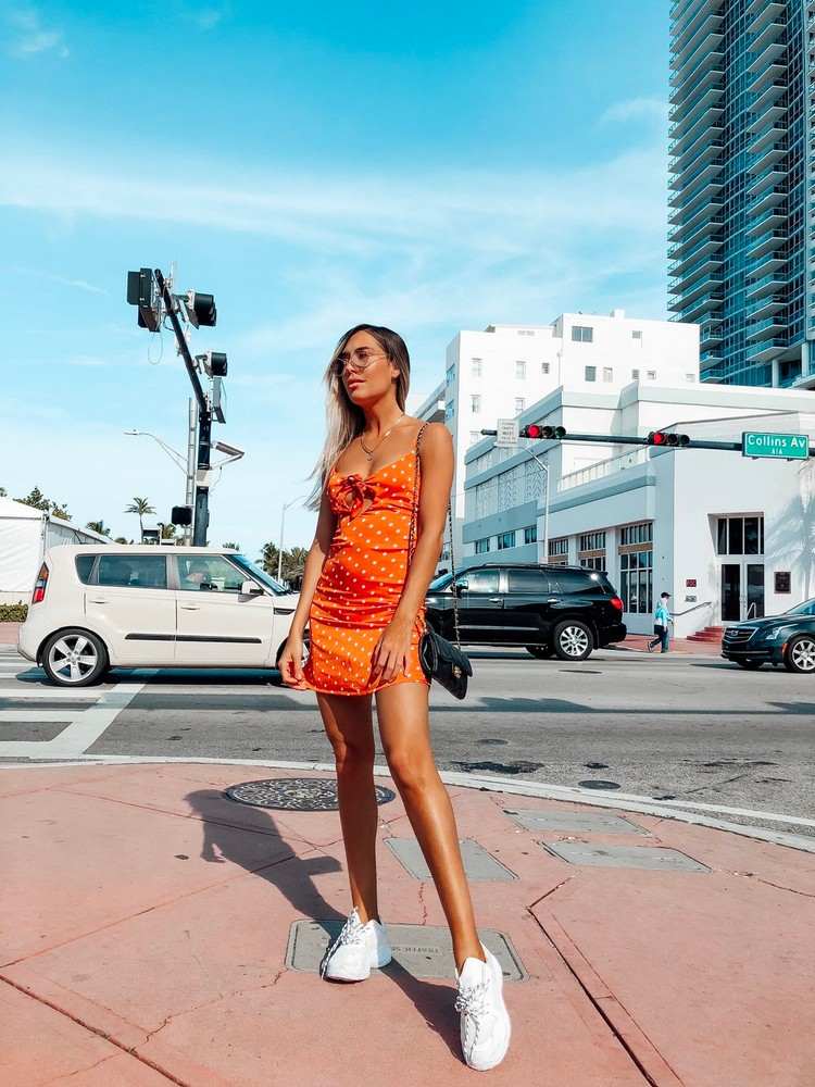 Letný outfit Chunky tenisky s mini letnými šatami