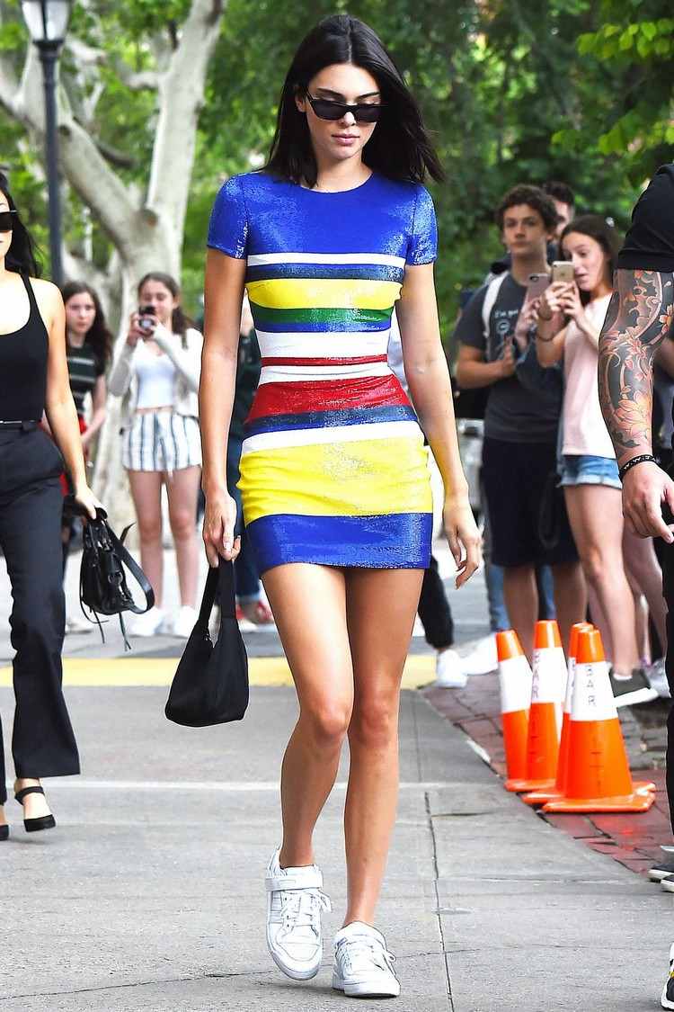 Tenisky k slávnostným šatám Tipy na styling