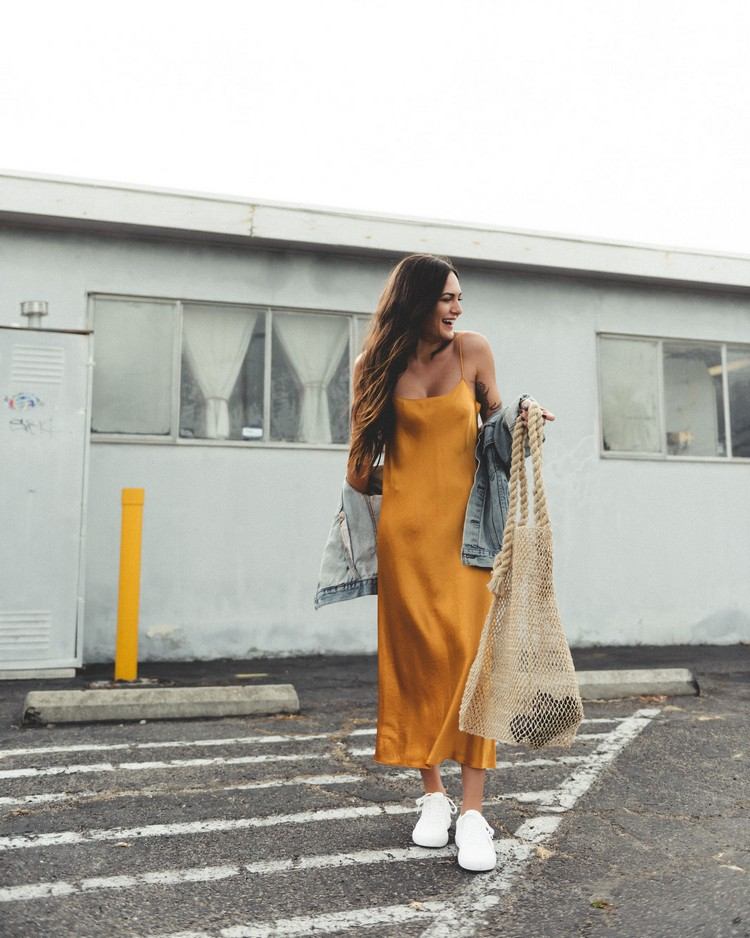 Biele tenisky s elegantnými šmykovými šatami