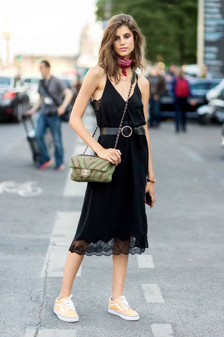 Farebné tenisky s čiernymi šatami Slip Dress