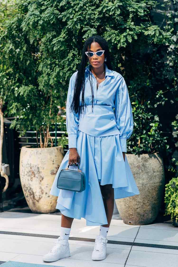 Skombinujte šaty modrej košele s bielymi teniskami a ponožkami