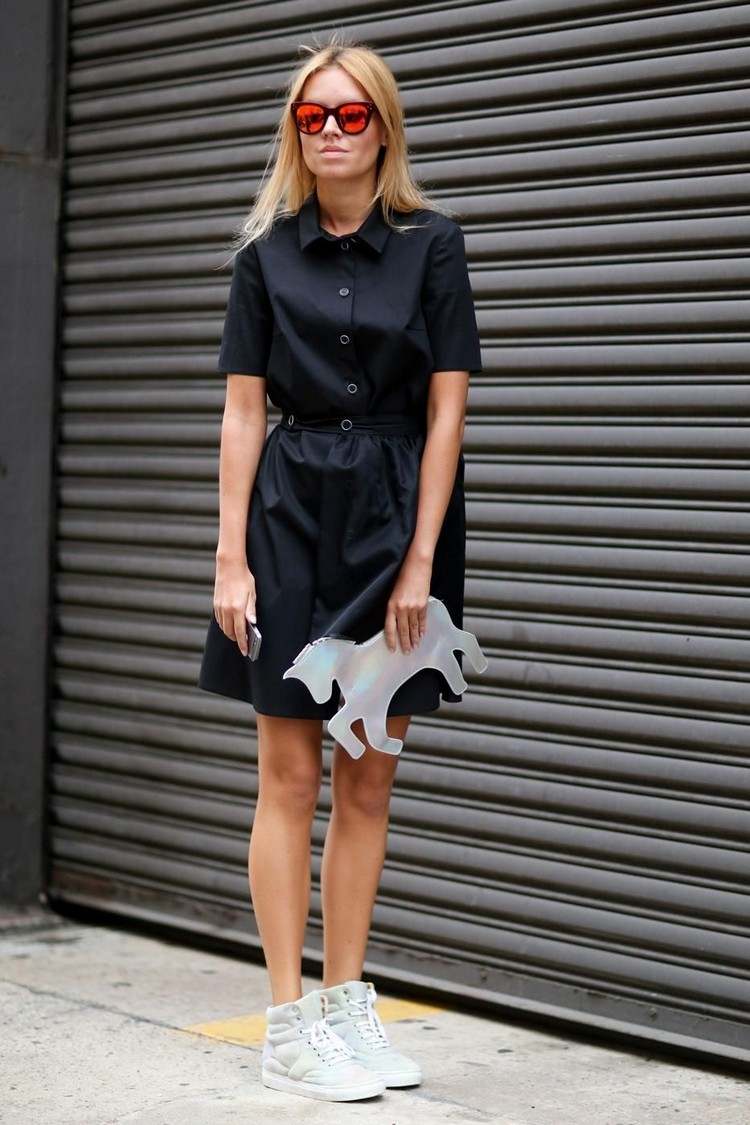 K čiernym šatám si obujte vysoké tenisky