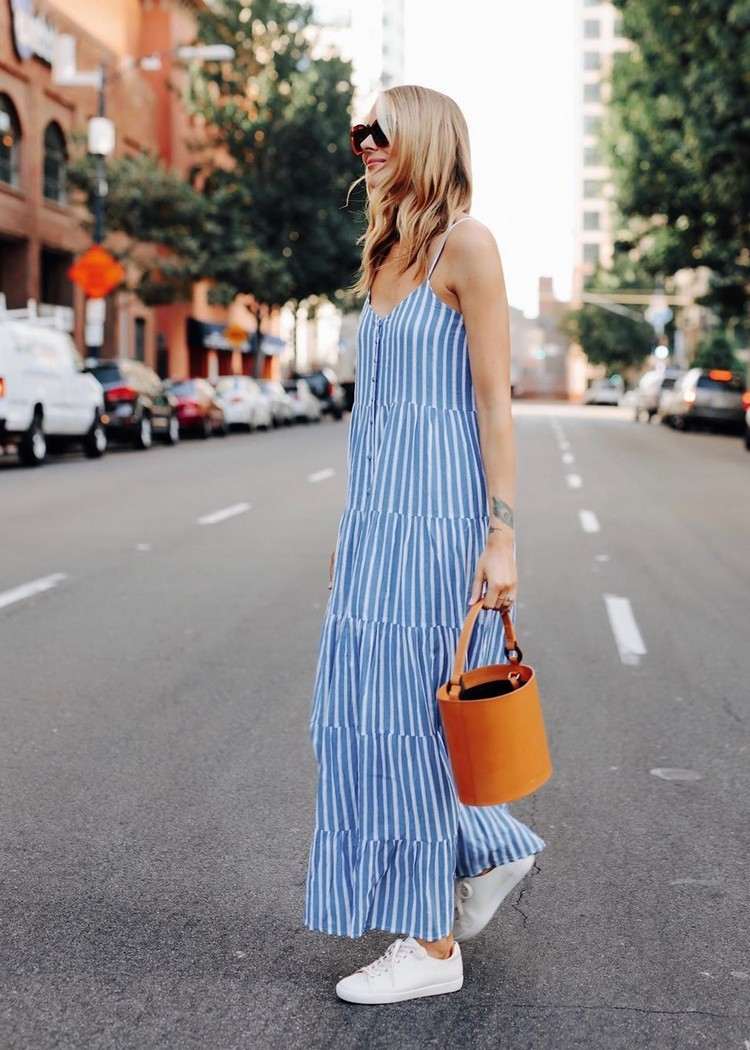 Biele tenisky s dlhými šatami s modrými prúžkami