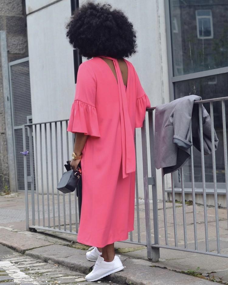 Maxi šaty s teniskami kombinujú žiarivú ružovú s bielou