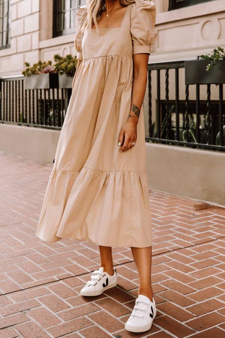 K bielym teniskám noste midi šaty s naberanými rukávmi