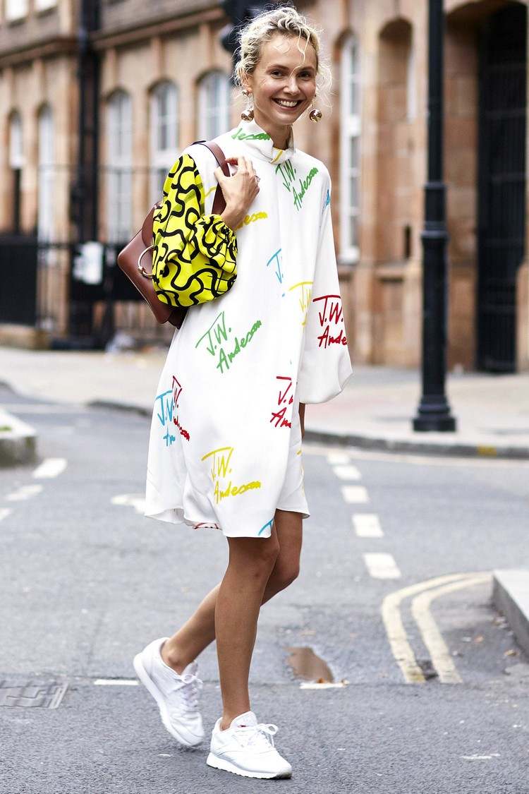 Skombinujte biele tenisky so šatami v bielej farbe