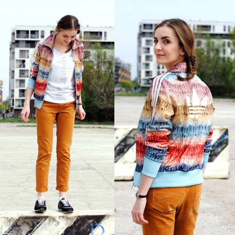 Očarujúce a priateľské k mestu - outfit s farebnou bundou a ťavými nohavicami Tenisky-trendovo-športovo-elegantné-tommy-hilfiger