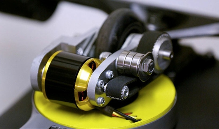 Skateboard napodobňuje pohyb snowboardu - nová technológia pre fanúšikov extrémnych športov Snowboardový skateboard leif poháňa novú technológiu motorového pohonu