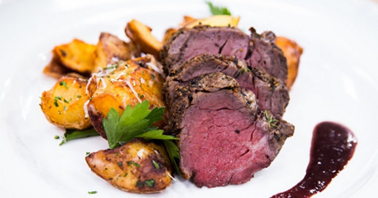 Hovädzie filé na Vianoce s prílohou k vyprážaným zemiakom a omáčke z červeného vína