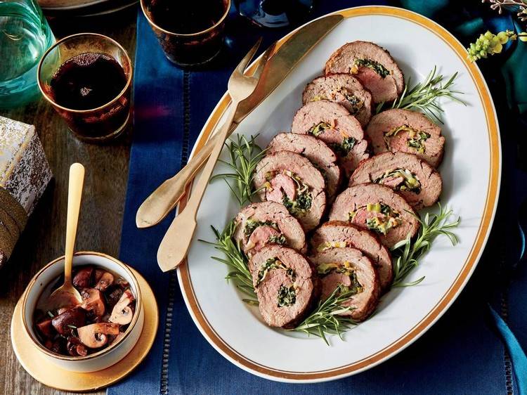 Hovädzie filé plnené špenátom a hubami vetvičky rozmarínu ako ozdoba