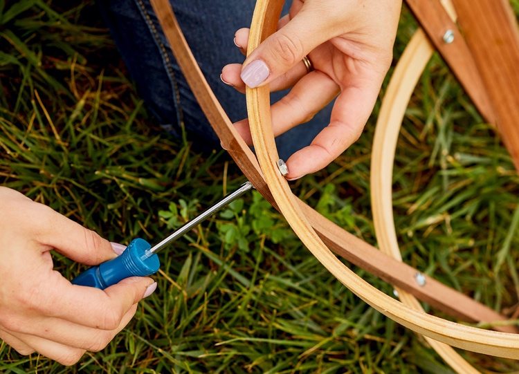 horolezecká pomôcka pre plamienok vo vedre