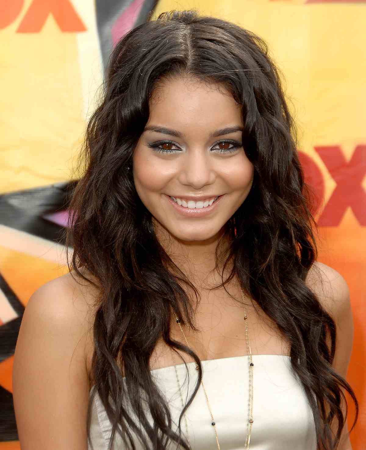 Vanessa Hudgens dlhé vlasy s vrstvenými plážovými vlnami, august 2007