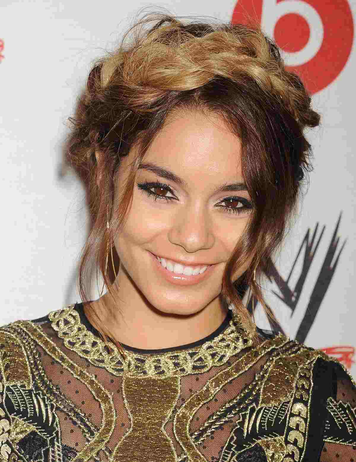 Vanessa Hudgens updo s copom a ombre farbou vlasov