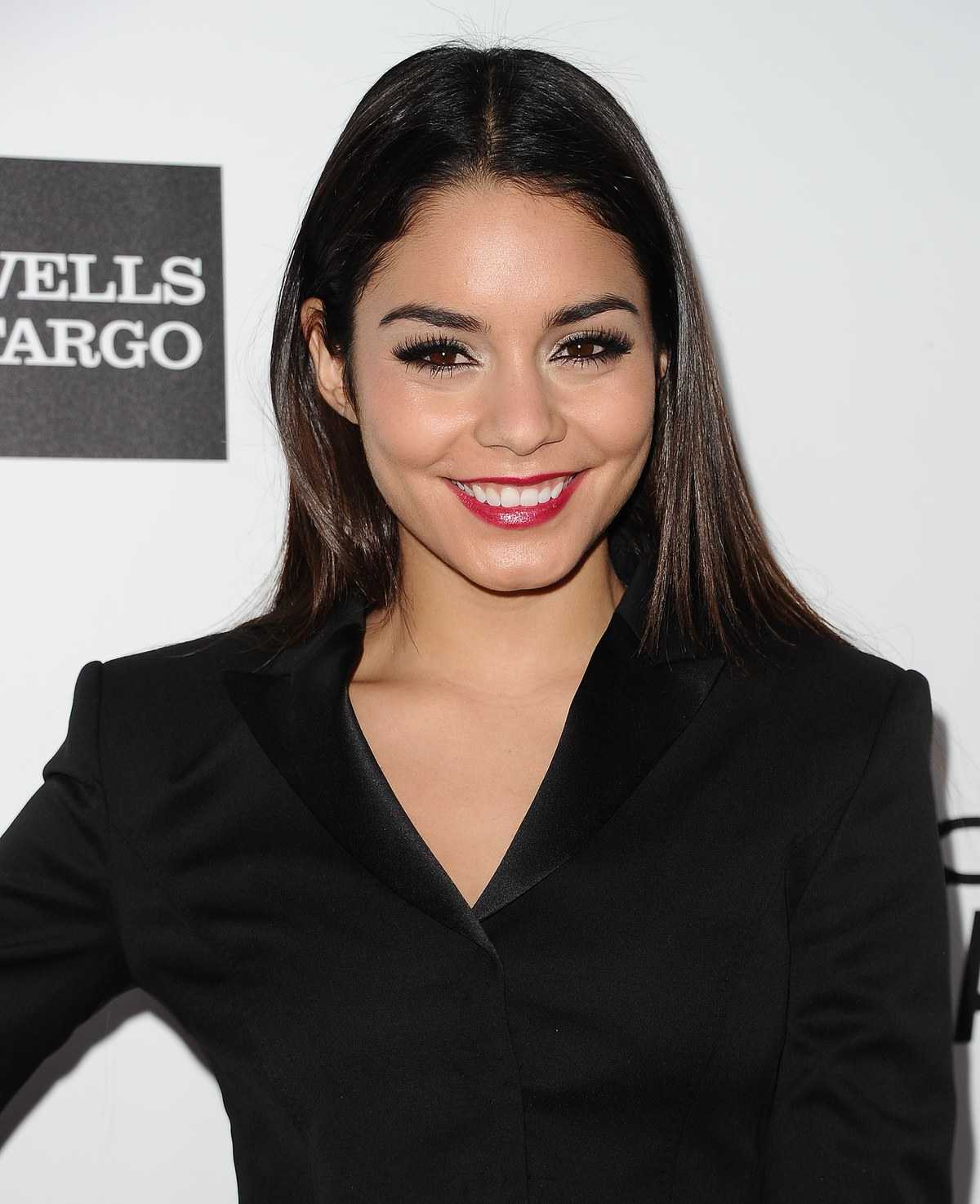 Vanessa Hudgens rovné dlhé tmavé vlasy vrstvené strih so stredovým predelom