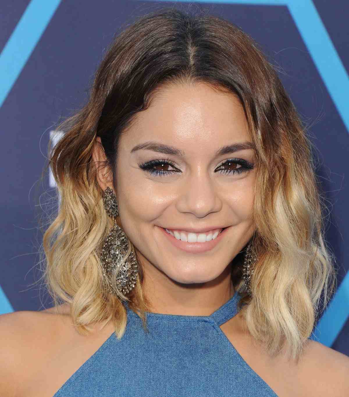 Vanessa Hudgens Bob s Ombre Blond ako stvorená na leto