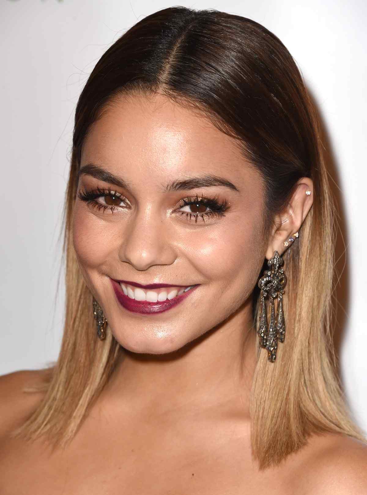 Vanessa Hudgens Bob s Ombre Blond ako stvorená na leto
