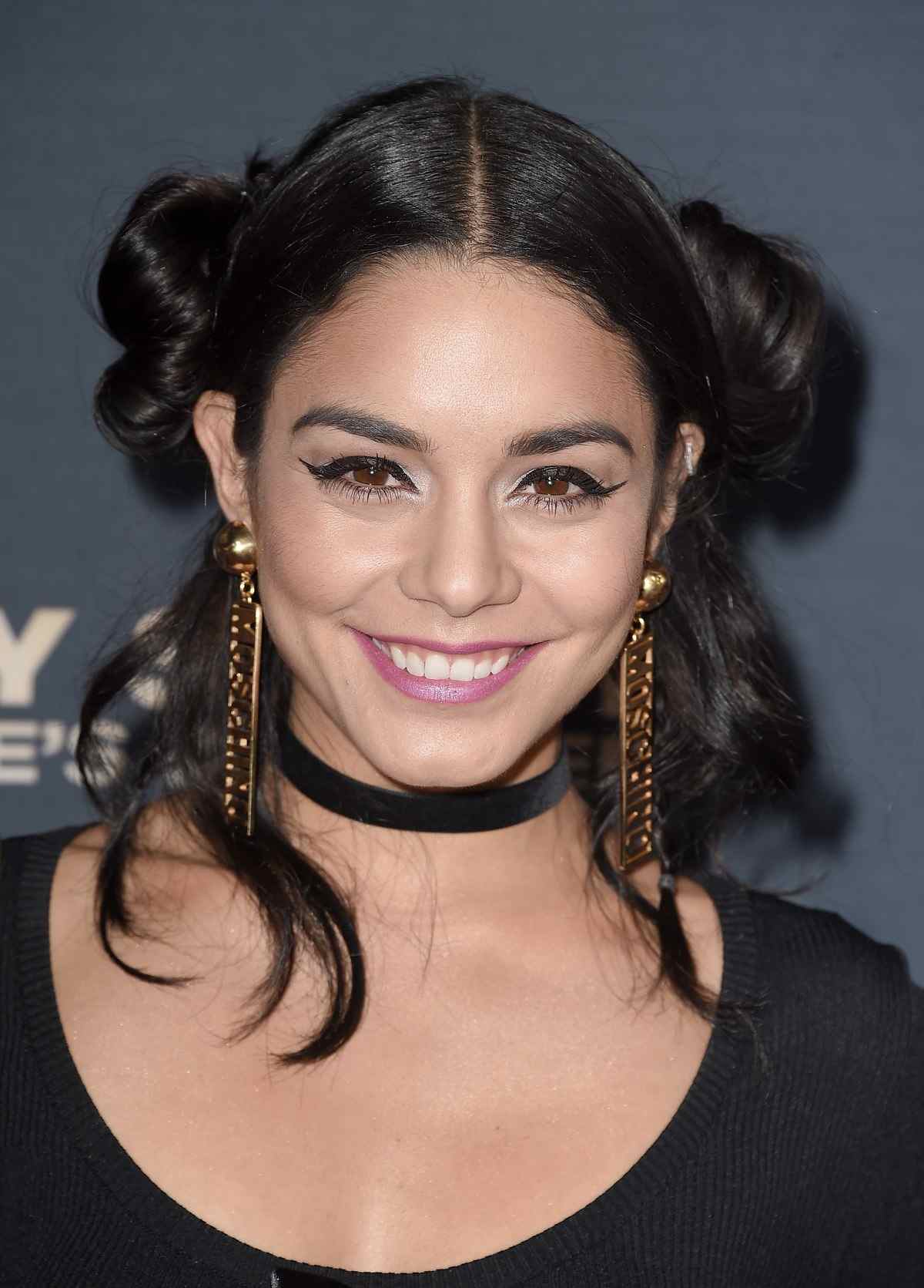 Vanessa Hudgens tmavý vlasový priestor drdoly účes cool