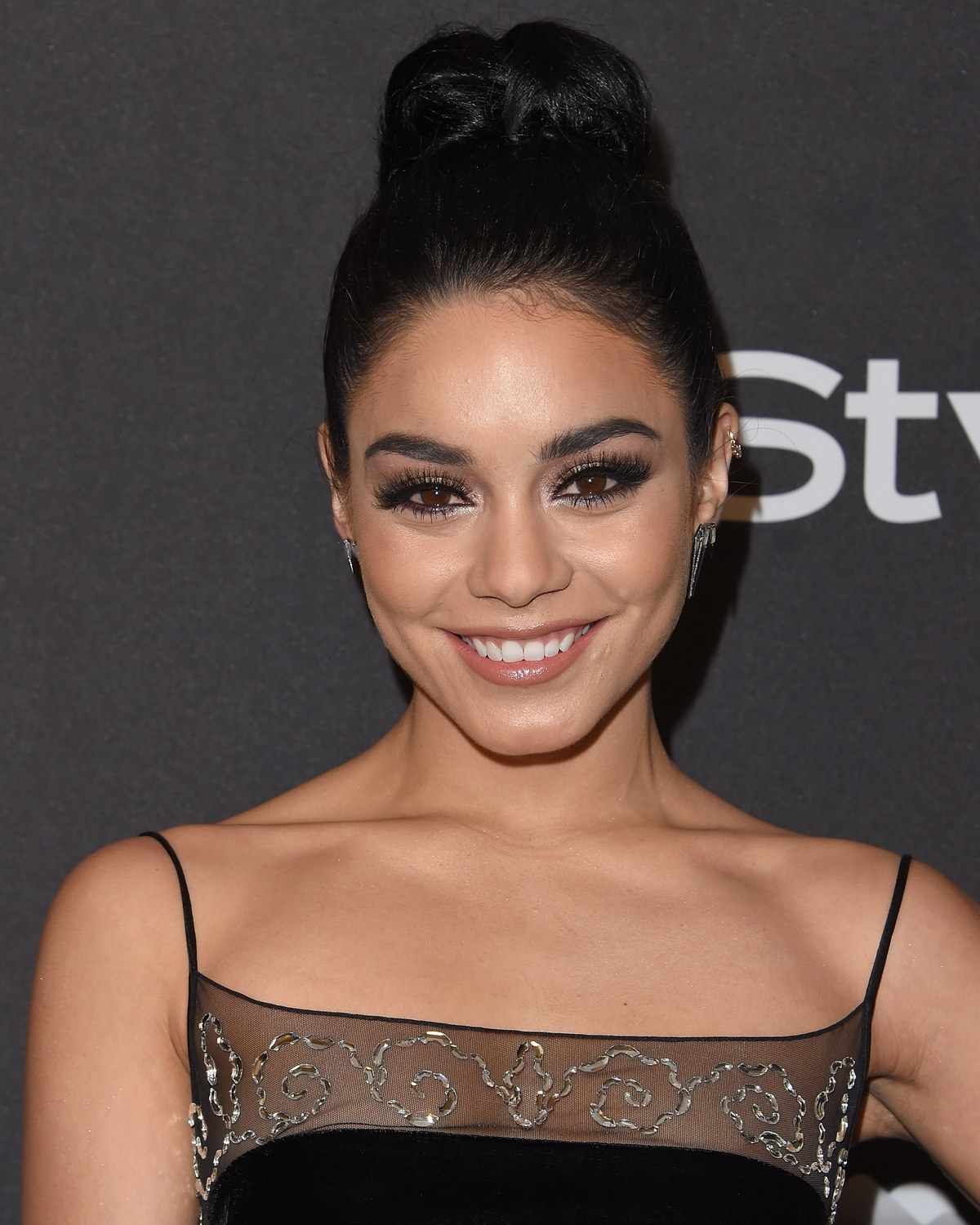 elegantné updo s baletným drdolom klasického večerného vzhľadu