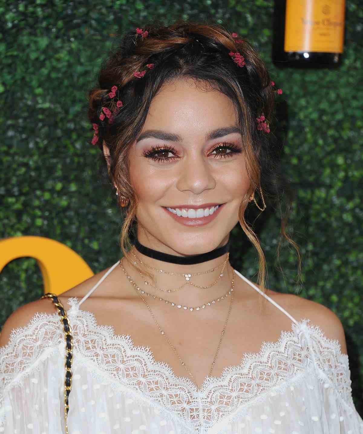 romantický veniec do vlasov tmavší krk karamel zvýrazňuje kvety