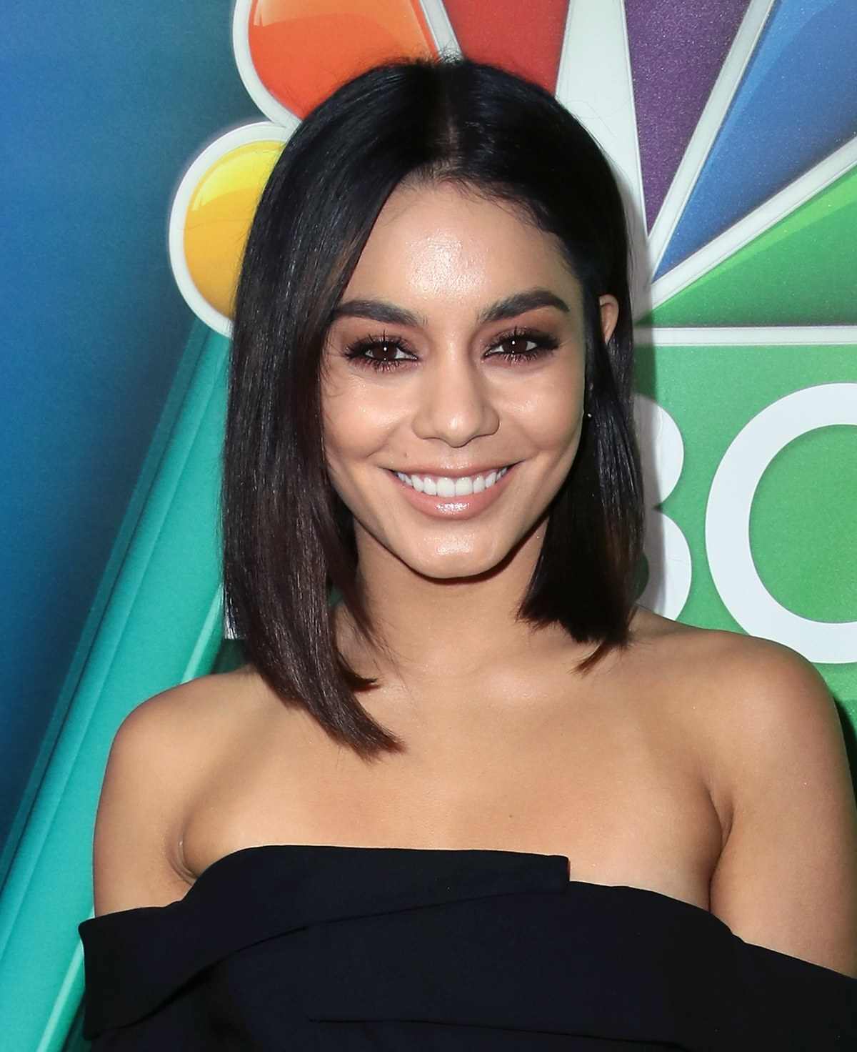 elegantné dlhé rovné vlasy s bobom so stredovým delením vpredu