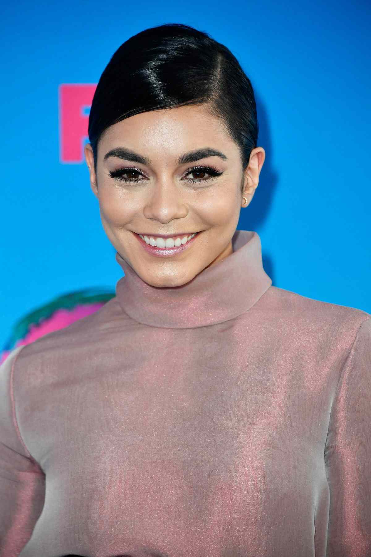 elegantný večerný účes s hlbokým bočným delením a balerínkovým drdolom