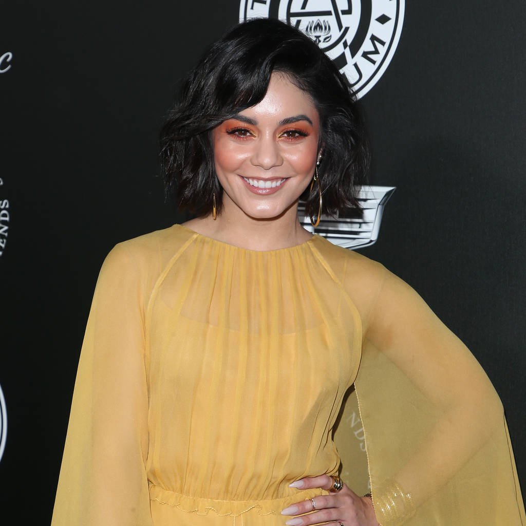 Bob po bradu s veľkým objemom, bočným delením, šikmou ofinou