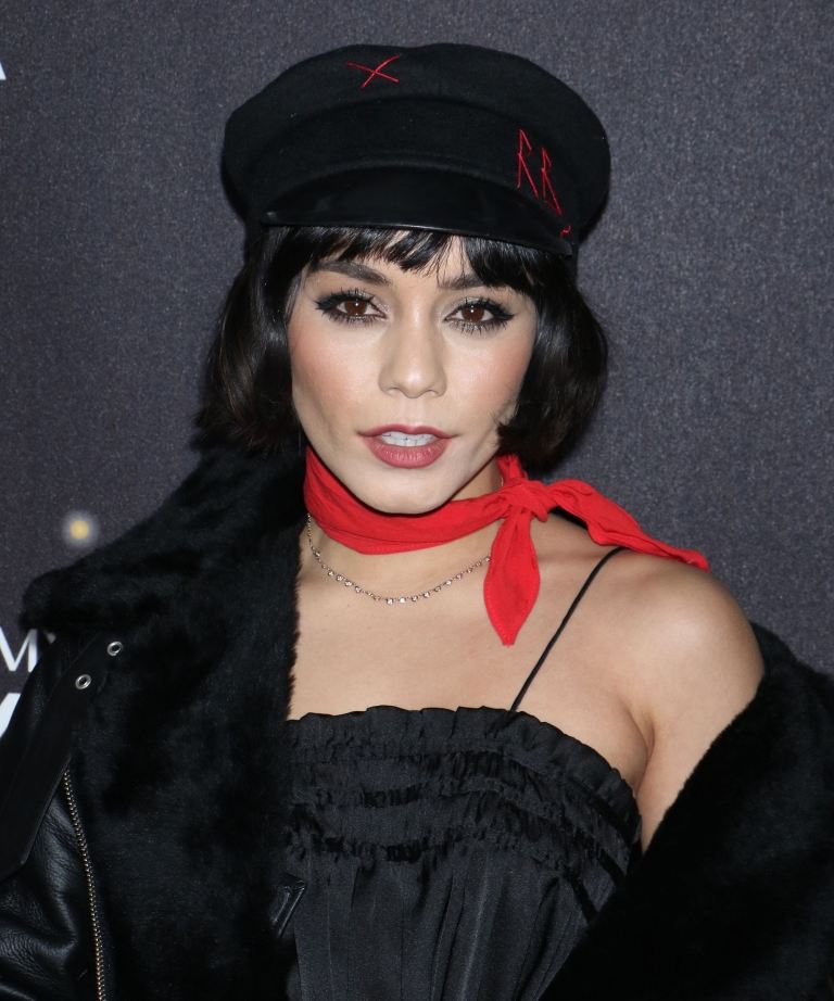 Vanessa Hudgens krátky bob s retro ofinou retro vzhľad so zásterou
