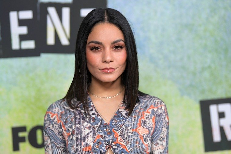 Vanessa Hudgens stredne dlhé vlasy s rovným stredovým delením