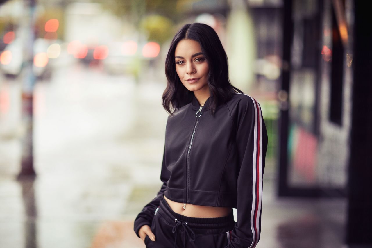 Vanessa Hudgens stredne dlhé vlasy s jemnými vlnami Avia Fitness, apríl 2019