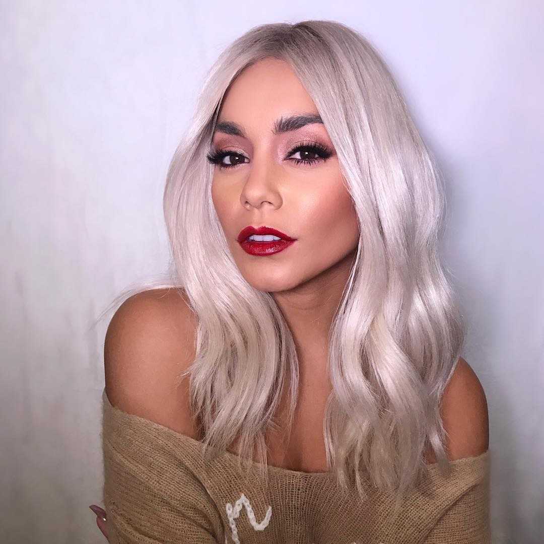 Vanessa Hudgens s platinovými blond vlasmi a perami namaľovanými na červeno